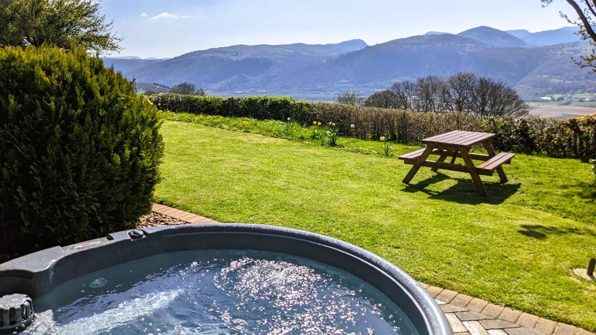 Laurel - Pet-Friendly Cottage With Indoor Pool, Hot Tub & Panoramic Snowdonia Views 콜윈베이 외부 사진